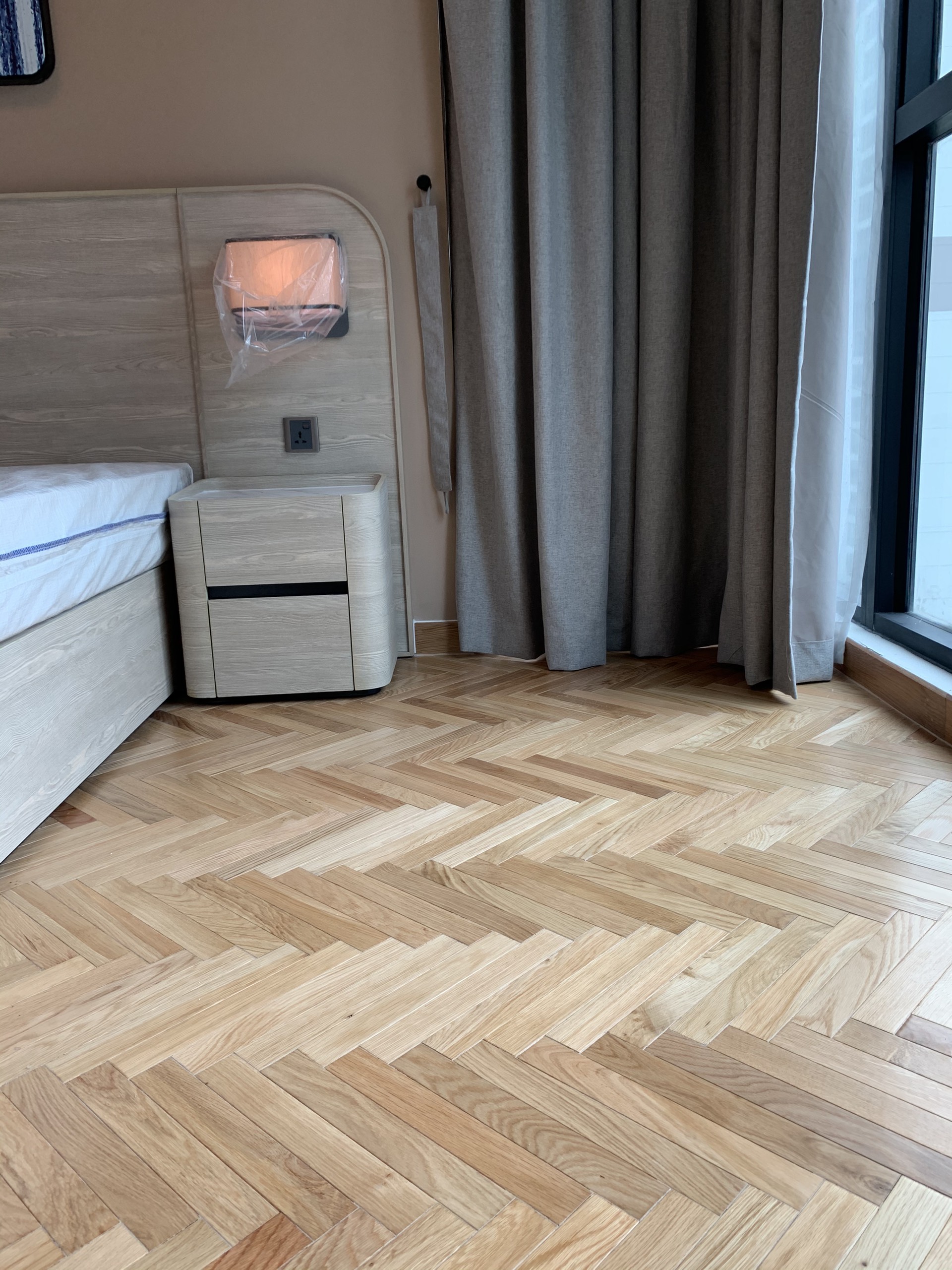 Sử dụng gỗ thông lót sàn nhà có tốt không?