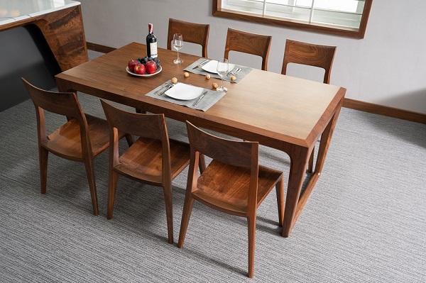Bộ bàn ghế ăn làm bằng gỗ sẽ giúp làm nổi bật không gian của phòng bếp