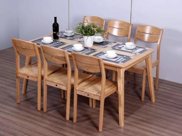 Bàn ghế gỗ thông có vân gỗ tự nhiên đẹp mắt, giúp tạo nên vẻ đẹp tự nhiên, tinh tế cho không gian nội thất