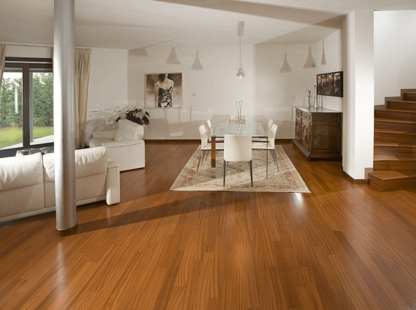 Sàn gỗ Teak có màu nâu sáng, với các vân gỗ tinh tế và đều đặn, tạo nên vẻ đẹp tự nhiên và sang trọng cho không gian nội thất