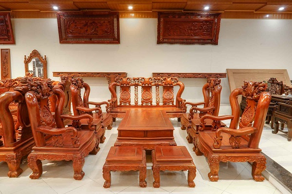 Với màu sắc đẹp và vân gỗ độc đáo, nội thất gỗ hương thường được sử dụng để trang trí cho các không gian nội thất sang trọng, hiện đại và tinh tế
